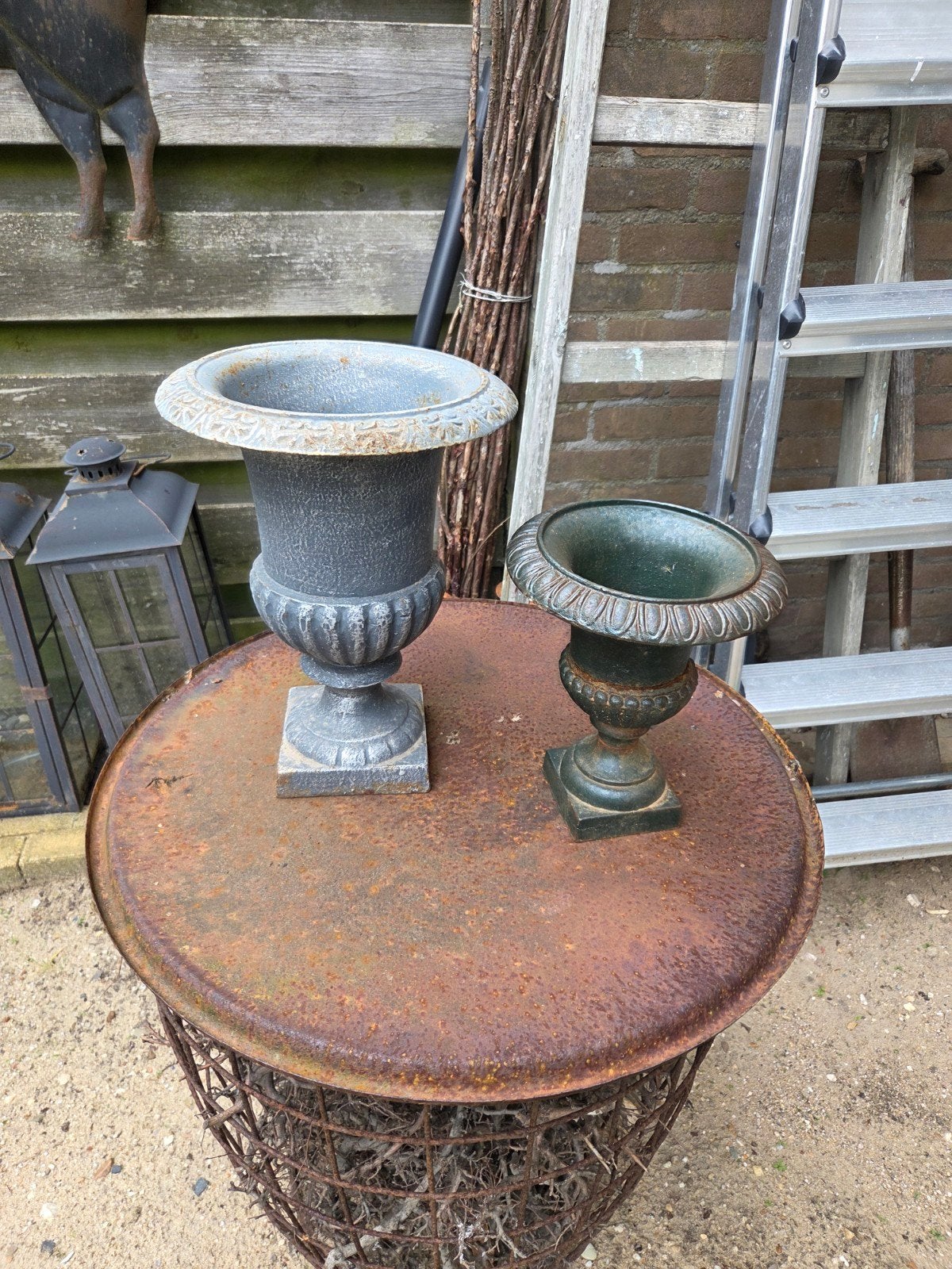 2 gietijzeren  tuinvazen., Tuin en Terras, Tuinvazen, Ophalen, Gebruikt
