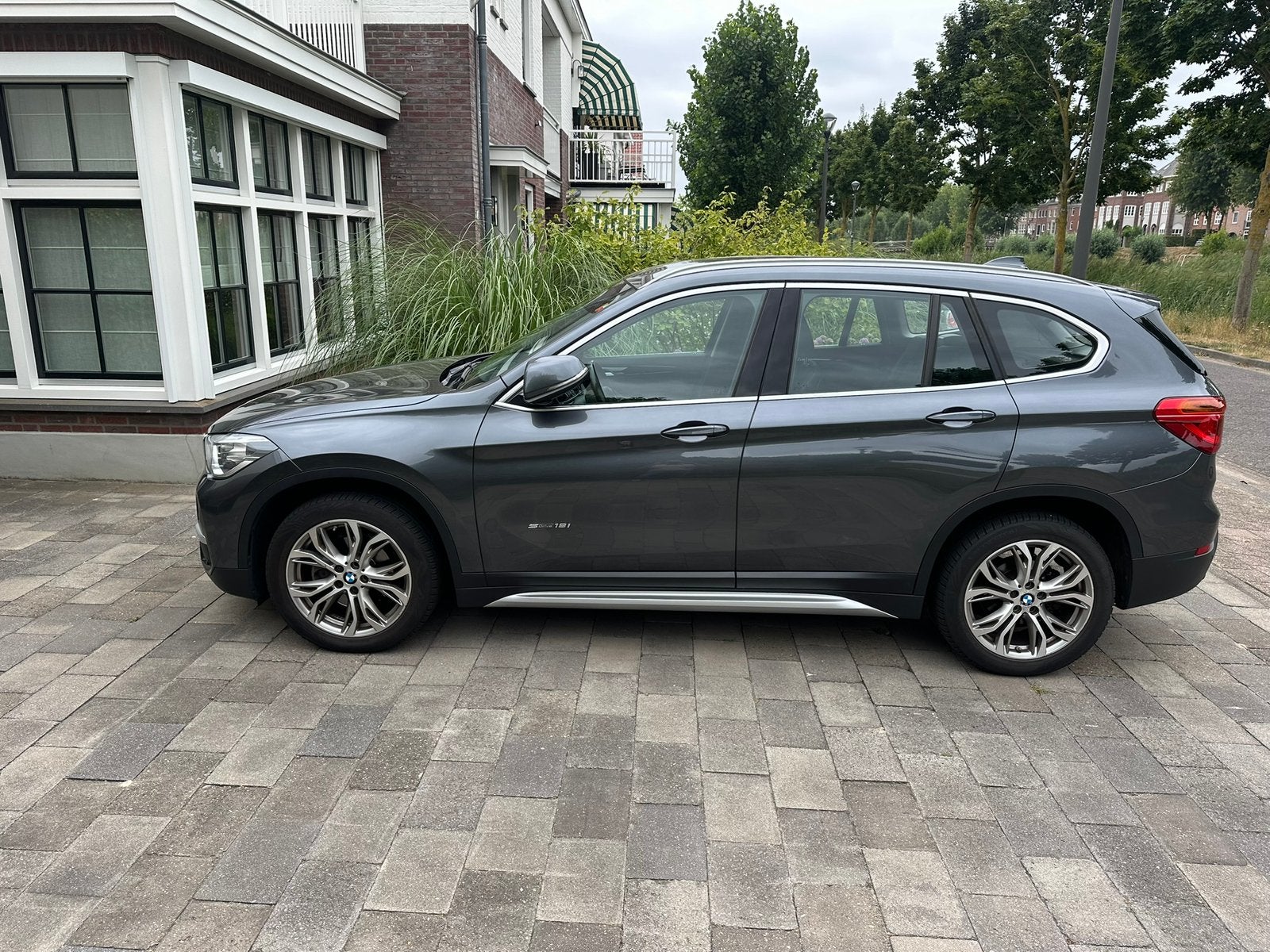 BMW X1 Sdrive18i 140pk Aut 2018 Grijs, Auto's, BMW, Zwart, Navigatiesysteem, Leder, 75 €/maand