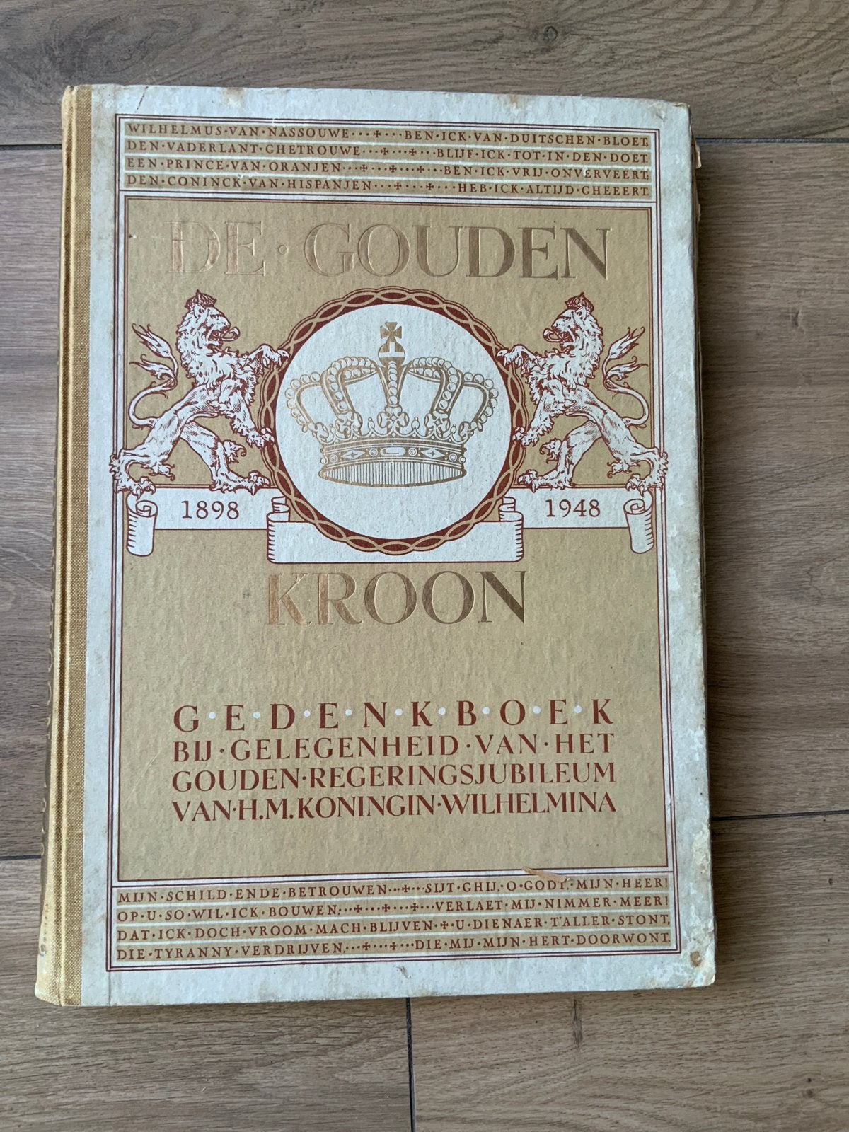 De Gouden Kroon - Gedenkboek Koningin Wilhelmina, Ophalen, 20e eeuw of later, Gelezen