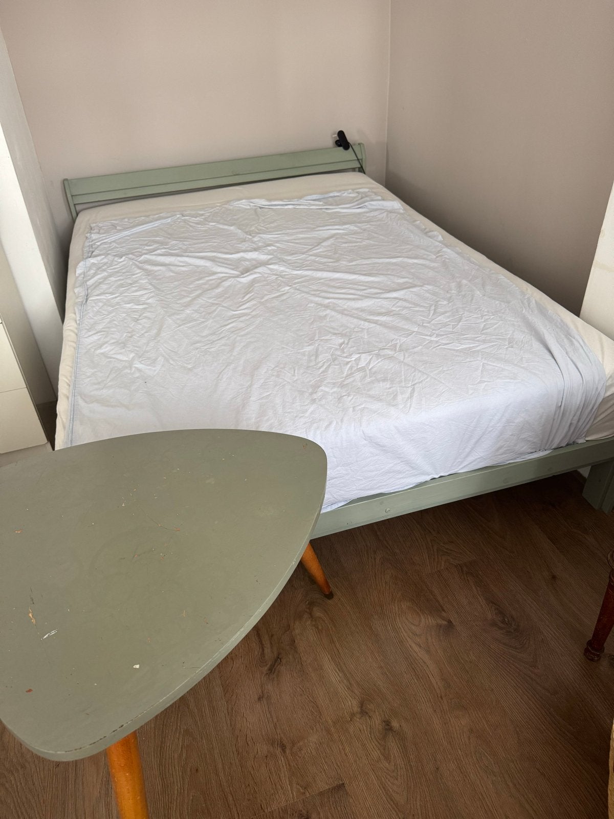 Tweepersoonsbed and matching nighttable Ikea for free, Huis en Inrichting, Slaapkamer | Bedden, Ophalen, Gebruikt, Tweepersoons