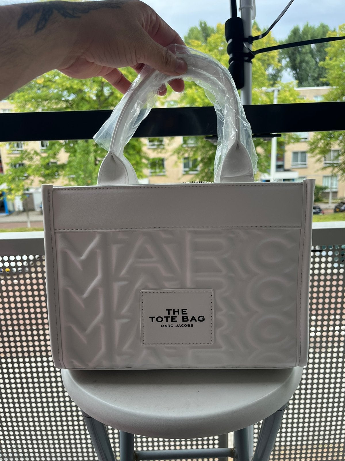 Marc Jacobs ‘The Tote Bag’ Wit Neopreen/Embossed – Met Riem, Ophalen of Verzenden, Zo goed als nieuw, Wit, Handtas