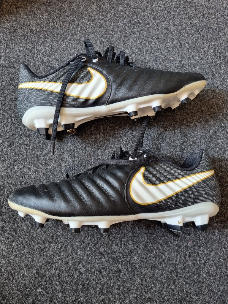 Nike Football shoes 40.5 and Adidas shin protectors, Sport en Fitness, Voetbal, Maat S, Ophalen of Verzenden, Zo goed als nieuw