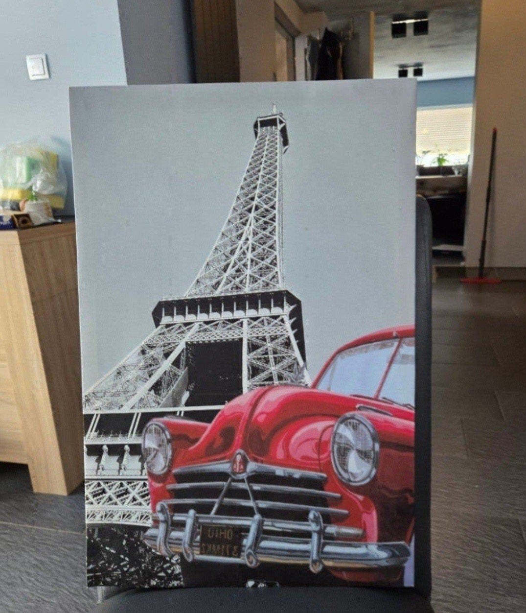 Schilderij Eiffeltoren met Rode Auto, Huis en Inrichting, 50 – 75, Ophalen of Verzenden, Zo goed als nieuw, Schilderij