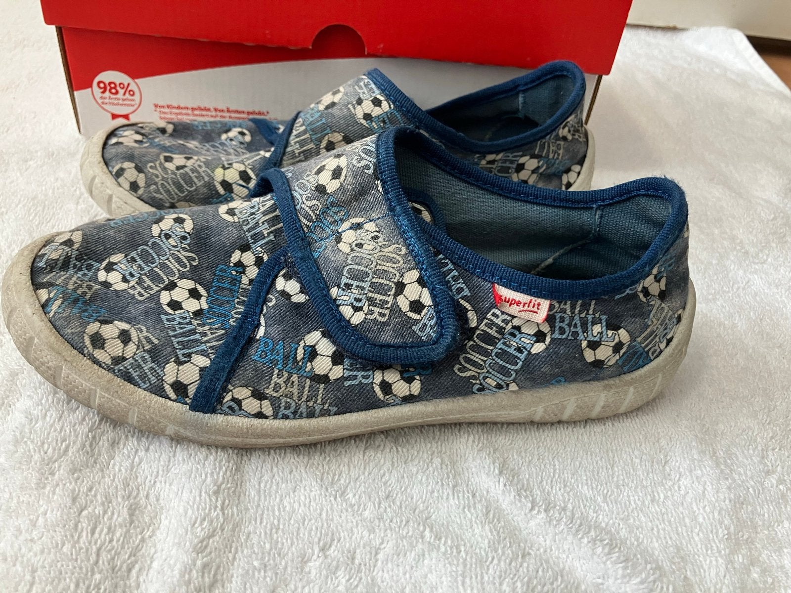 Superfit pantoffels maat 32 met voetbalprint, Gebruikt, Overige typen, Ophalen of Verzenden, Jongen