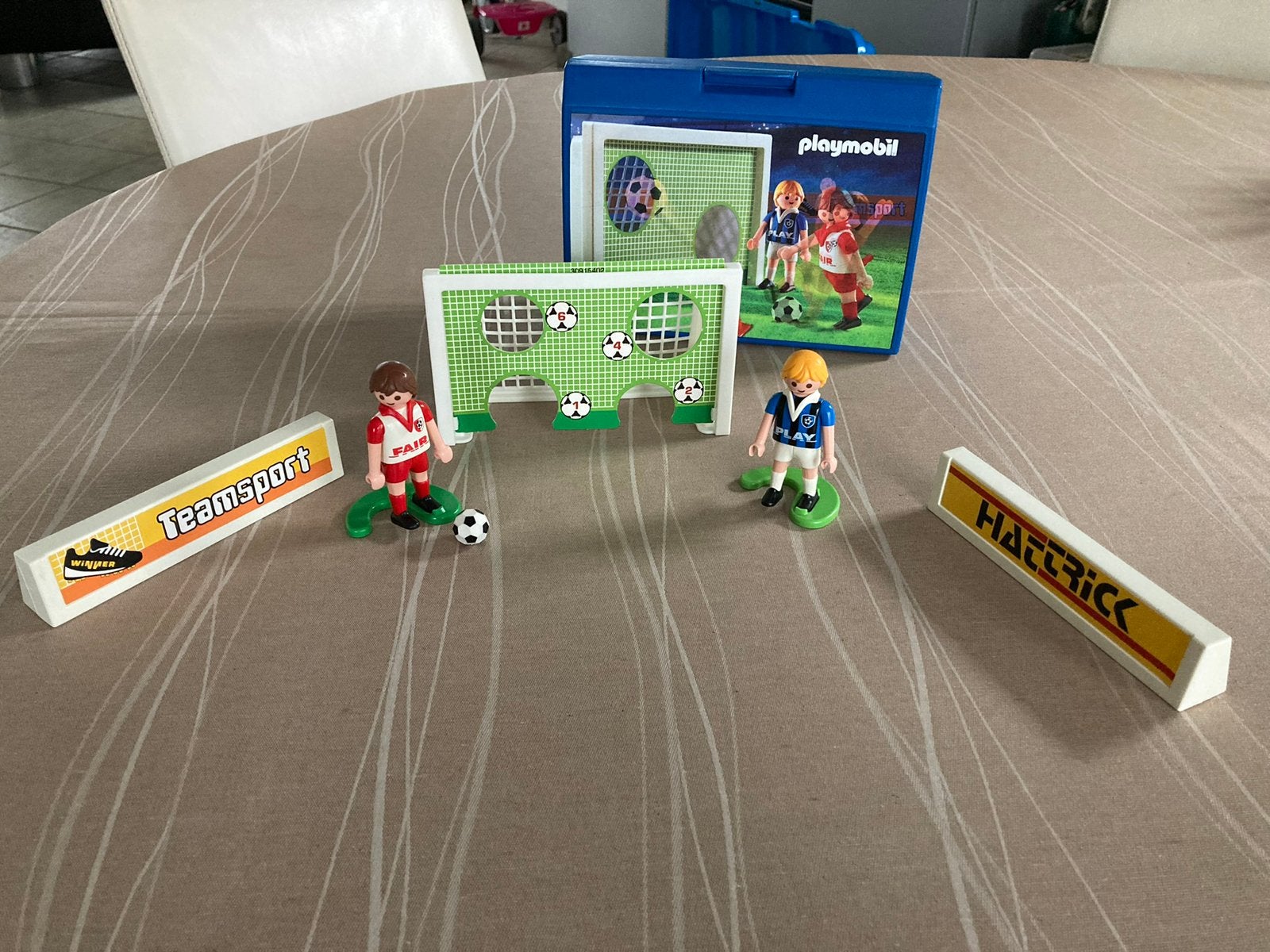 Playmobil voetbal set in meeneem koffer., Ophalen of Verzenden, Zo goed als nieuw