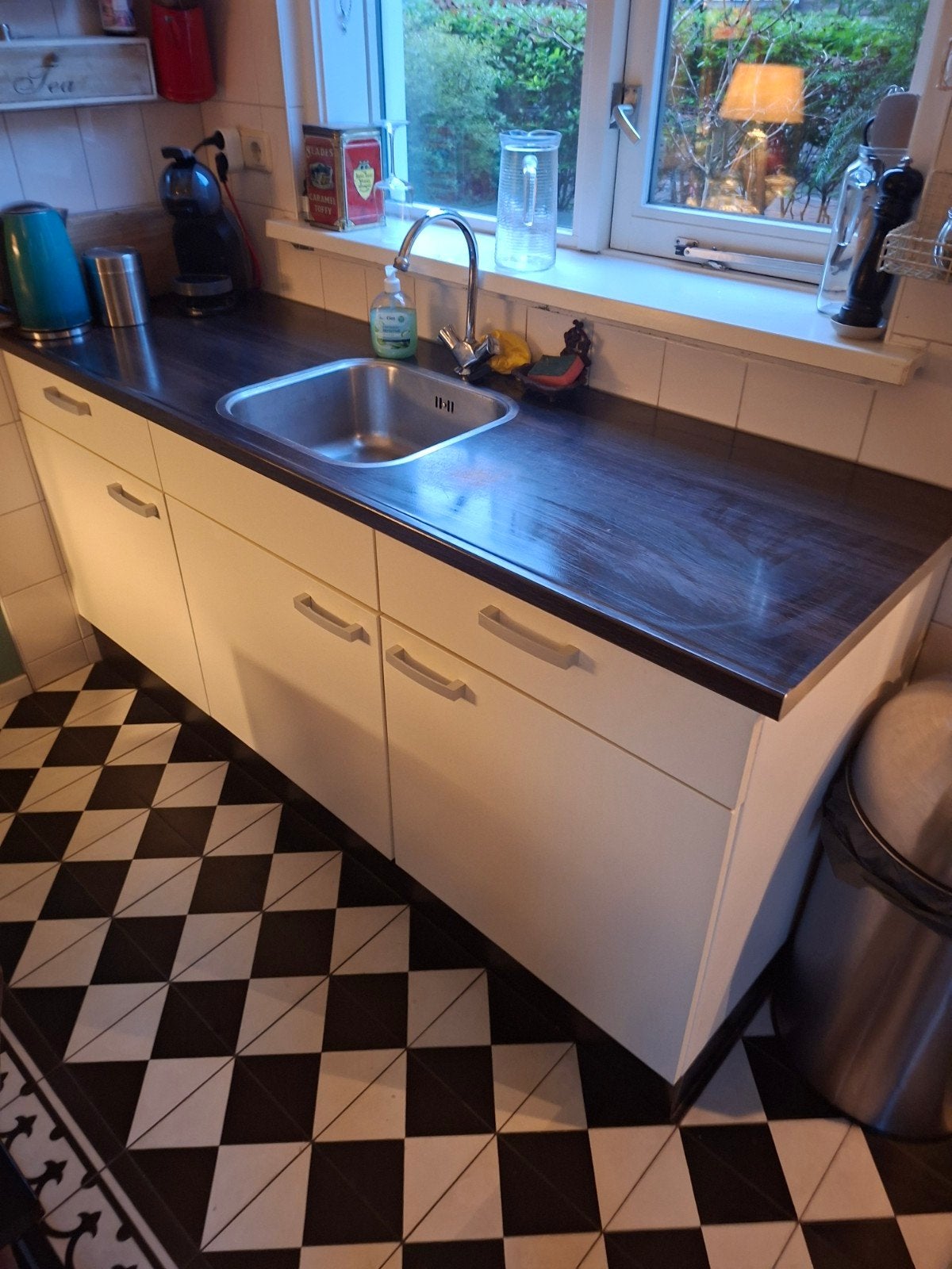 Witte keuken met donker werkblad en spoelbak, Huis en Inrichting, Ophalen, Gebruikt, Wit, Enkelwandige keuken