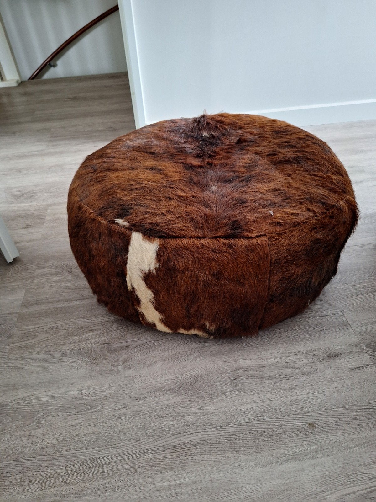 Ronde poef van runderhuid - Bruin met wit accent, Gebruikt, Leer, Ophalen of Verzenden, Bohemian, Landelijk, Modern