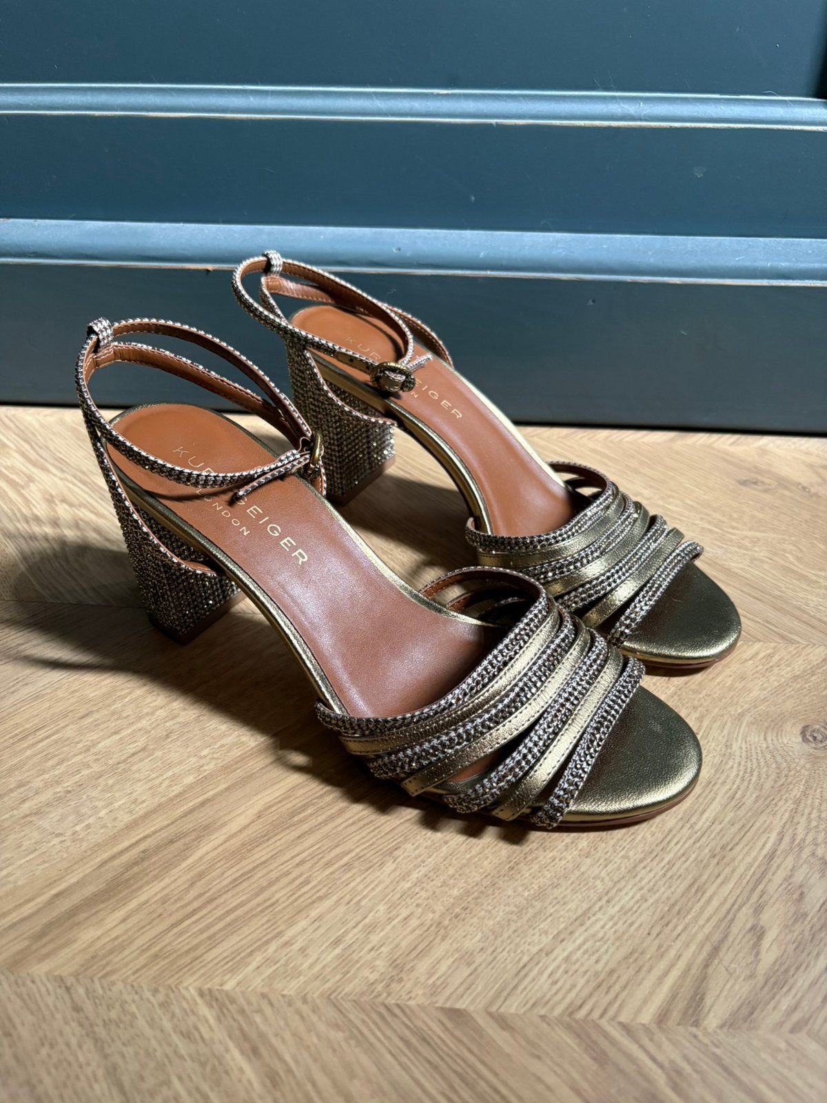 Kurt Geiger sandalen met hak en stras, Overige kleuren, Zo goed als nieuw, Sandalen of Muiltjes, Ophalen of Verzenden