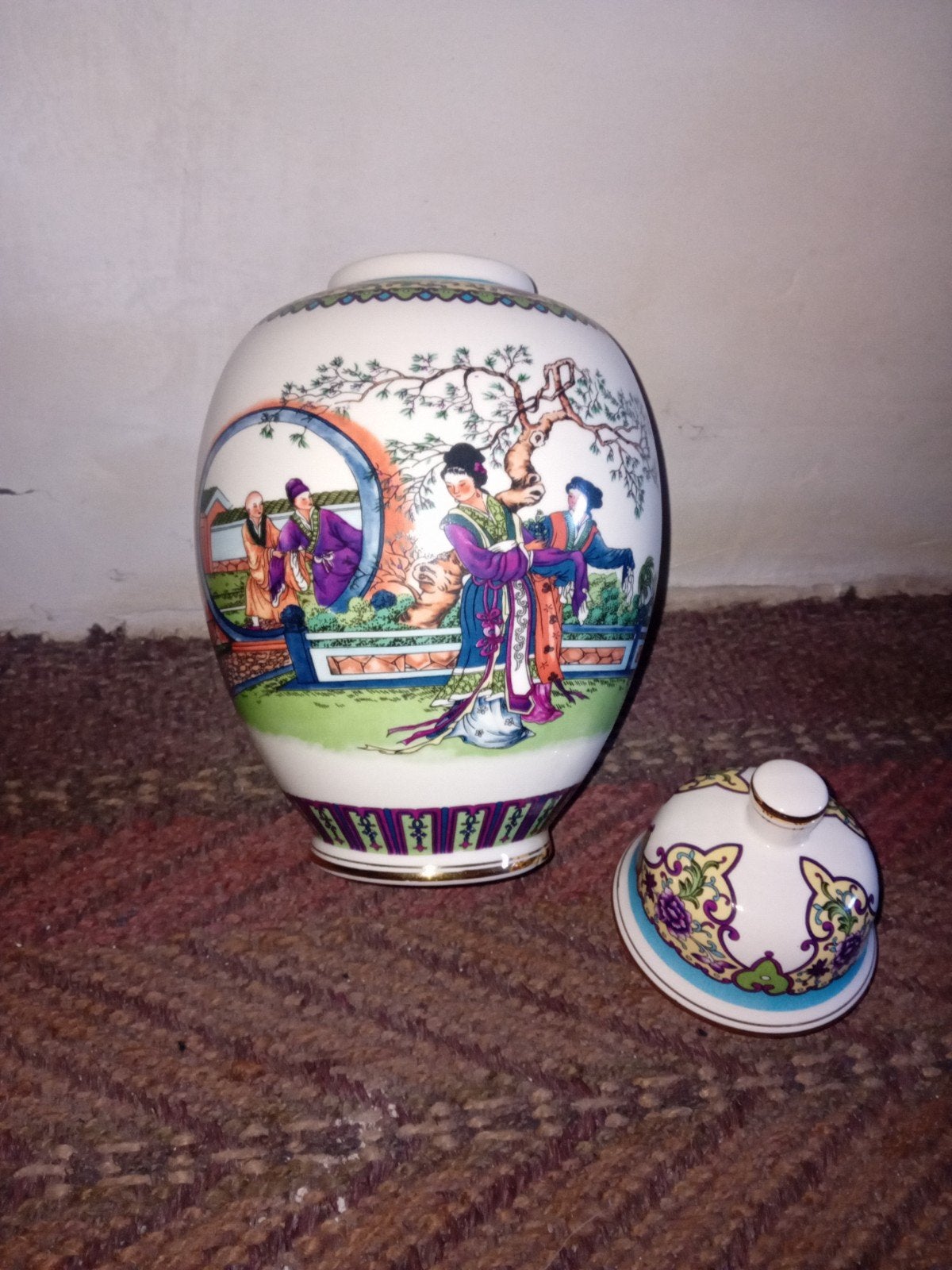 Decoratieve Chinese vaas met deksel en figuren, Ophalen of Verzenden