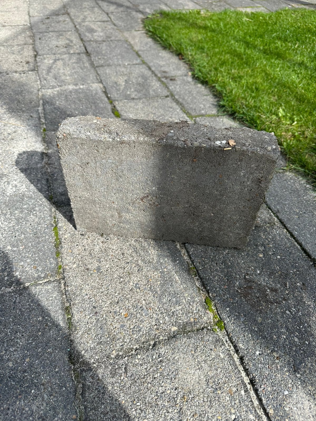 Foto 5 van GRATIS betontegels antraciet 30x20x6 ±60 m² ook deelpartijen