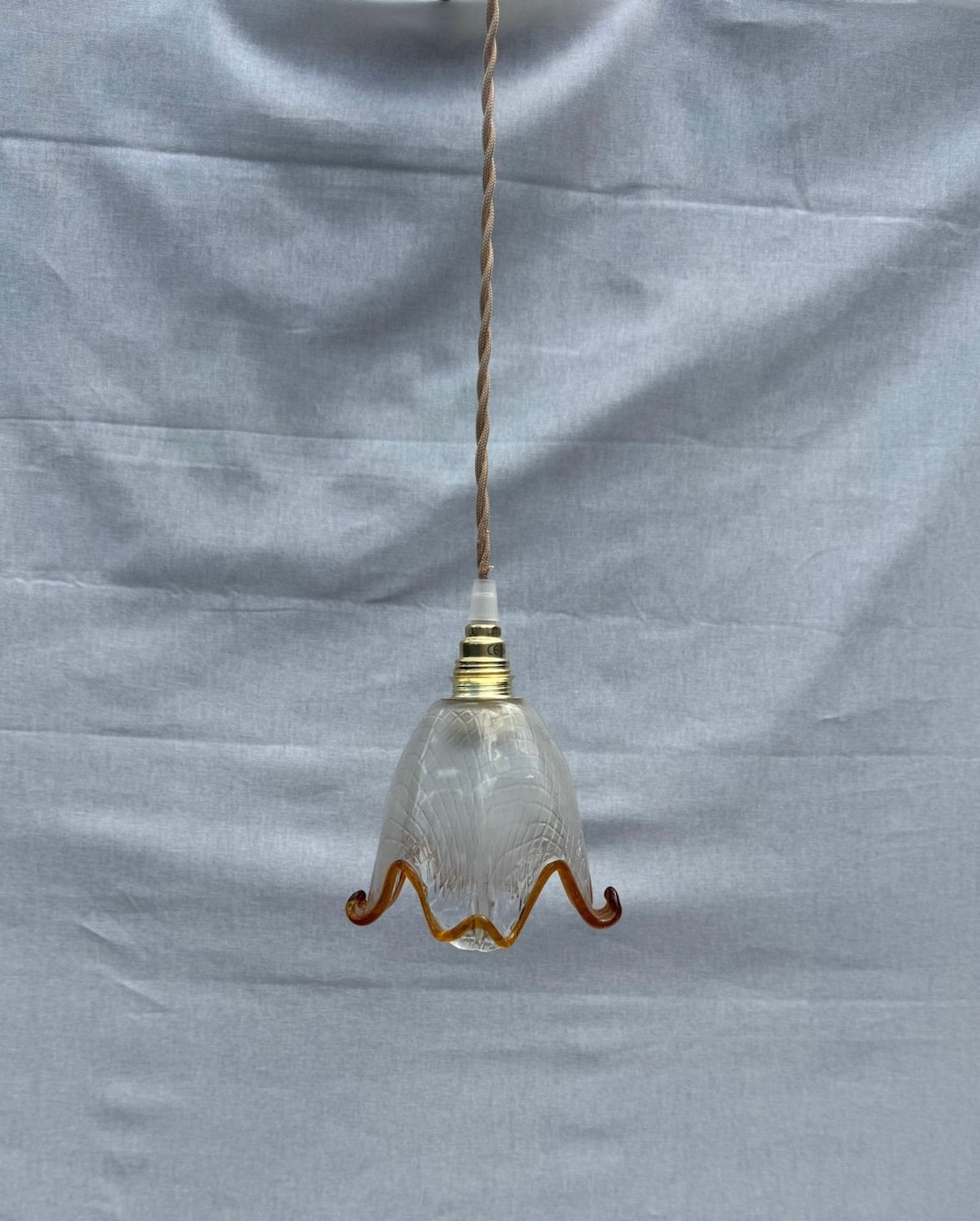 Vintage glazen hanglamp - amberkleurige golfrand - tulpform, Antiek en Kunst, Ophalen of Verzenden