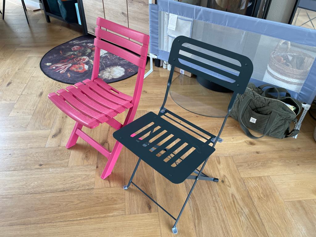 2 inklapbare stoelen: roze en donkergrijs Gratis, Tuin en Terras, Tuinstoelen, Ophalen, Zo goed als nieuw, Kunststof