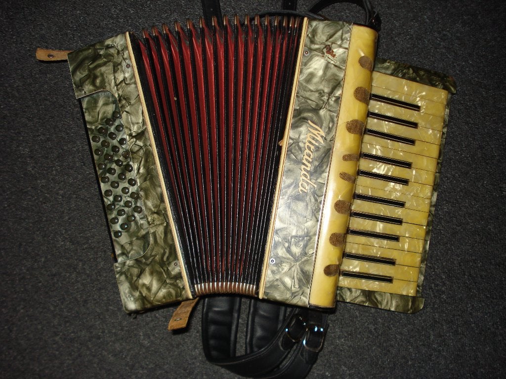 Accordeon Miranda, 32 bassen, voor beginners., Gebruikt, Met riemen, 32-bas, Toetsaccordeon
