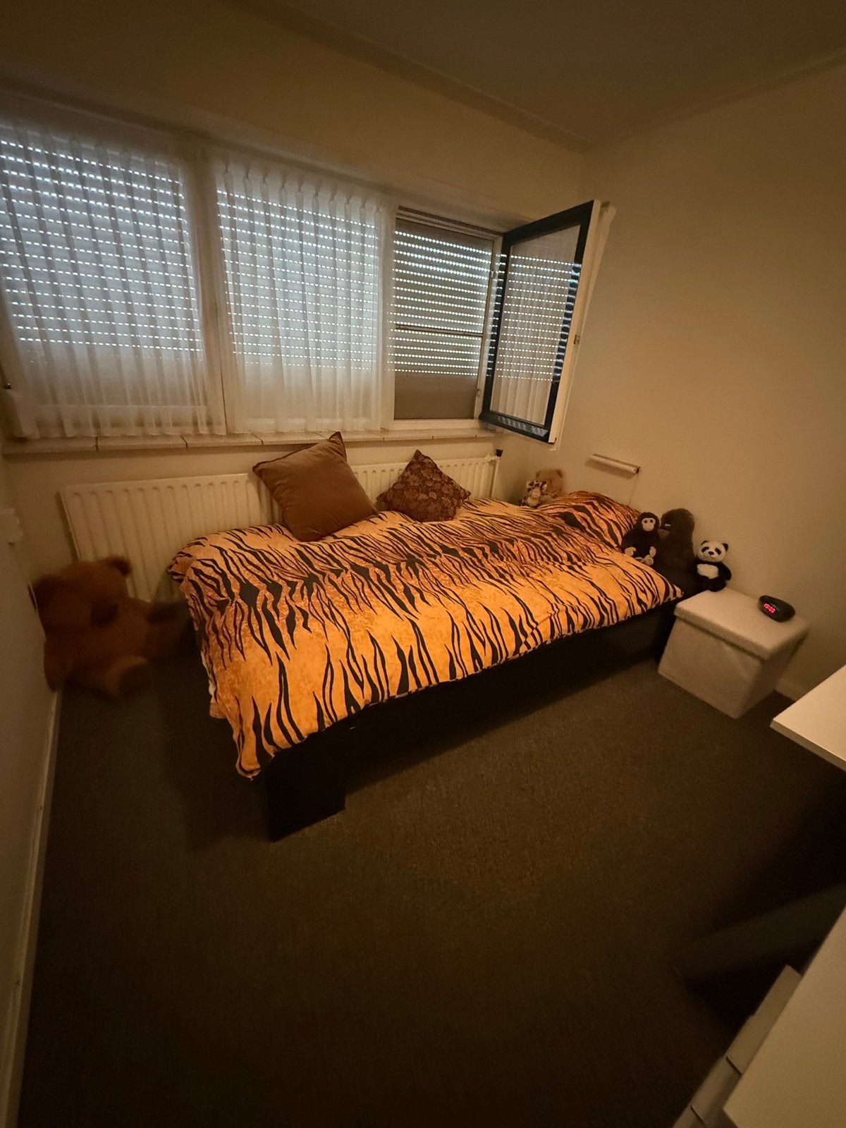 Comfortabel eenpersoonsbed met tijgerprint dekbed, Gebruikt, Eenpersoons, Zwart, Ophalen of Verzenden