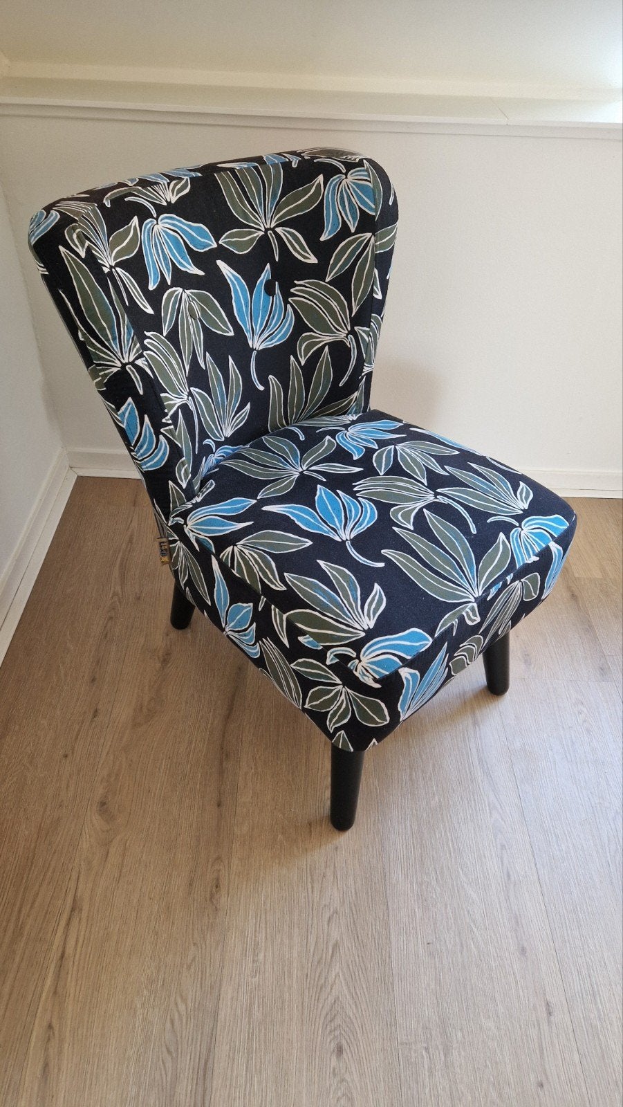 Fauteuil Leen Bakker met bloemenprint en zwarte poten, Ophalen, Minder dan 75 cm, Zo goed als nieuw, Stof