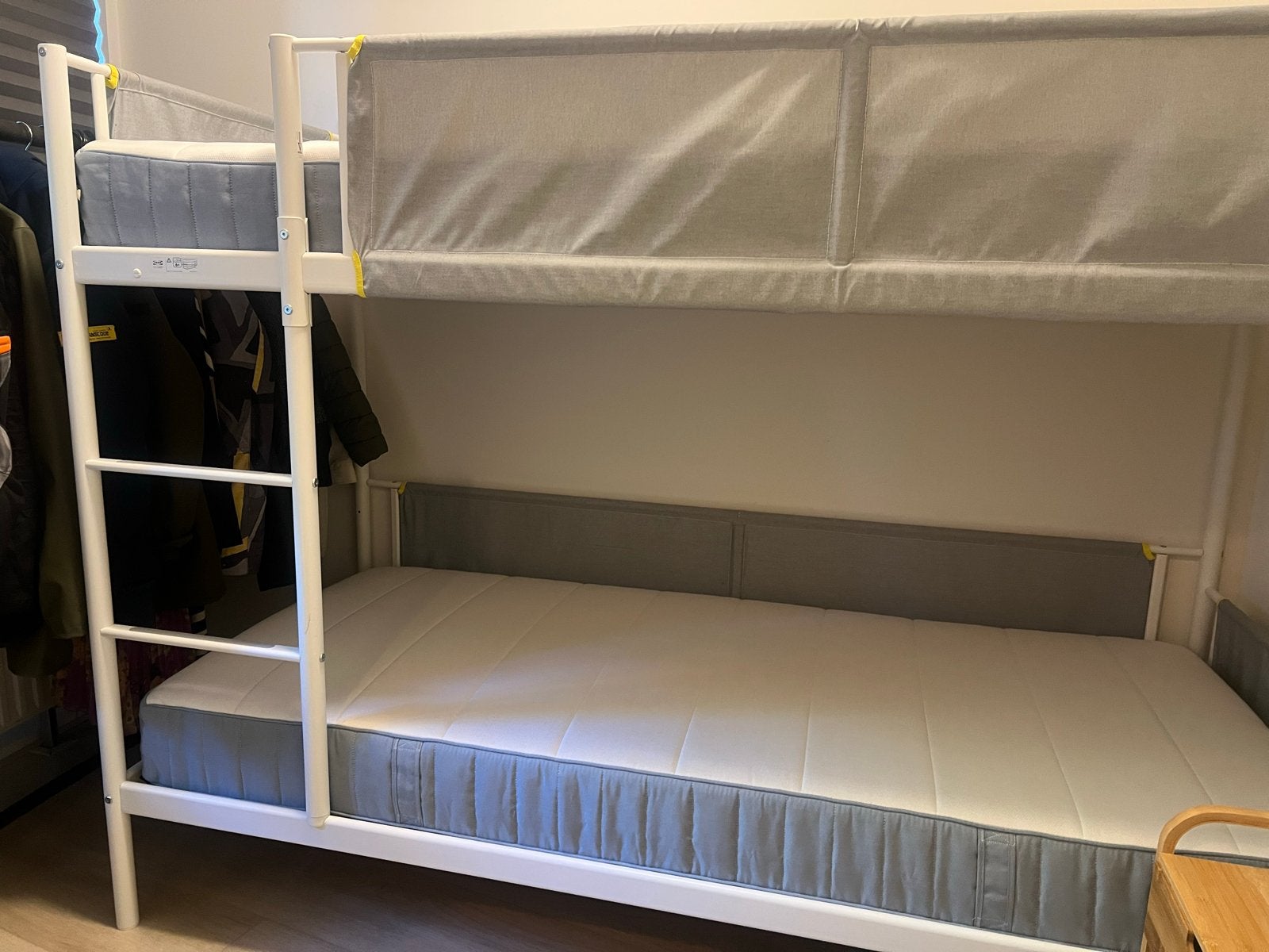 IKEA VITVAL Stapelbed + 2 VESTEROY Matrassen – Z.g.a.n.!, Ophalen, 90 cm, Eenpersoons, 160 tot 180 cm