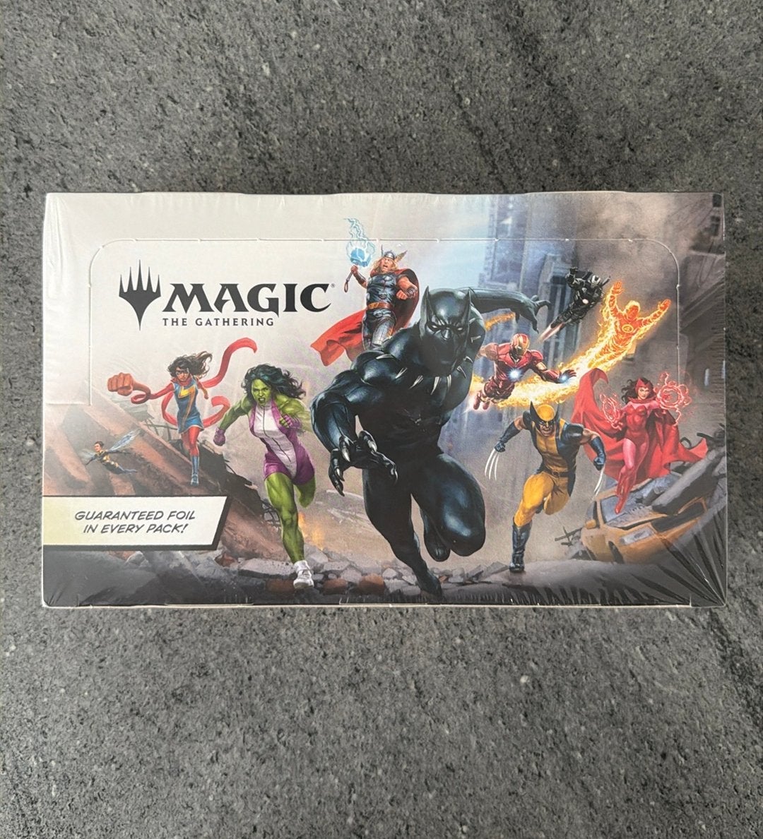 Magic: the Gathering Marvel super Heroes Play Booster SEALED, Hobby en Vrije tijd, Ophalen of Verzenden, Nieuw, Boosterbox, Foil
