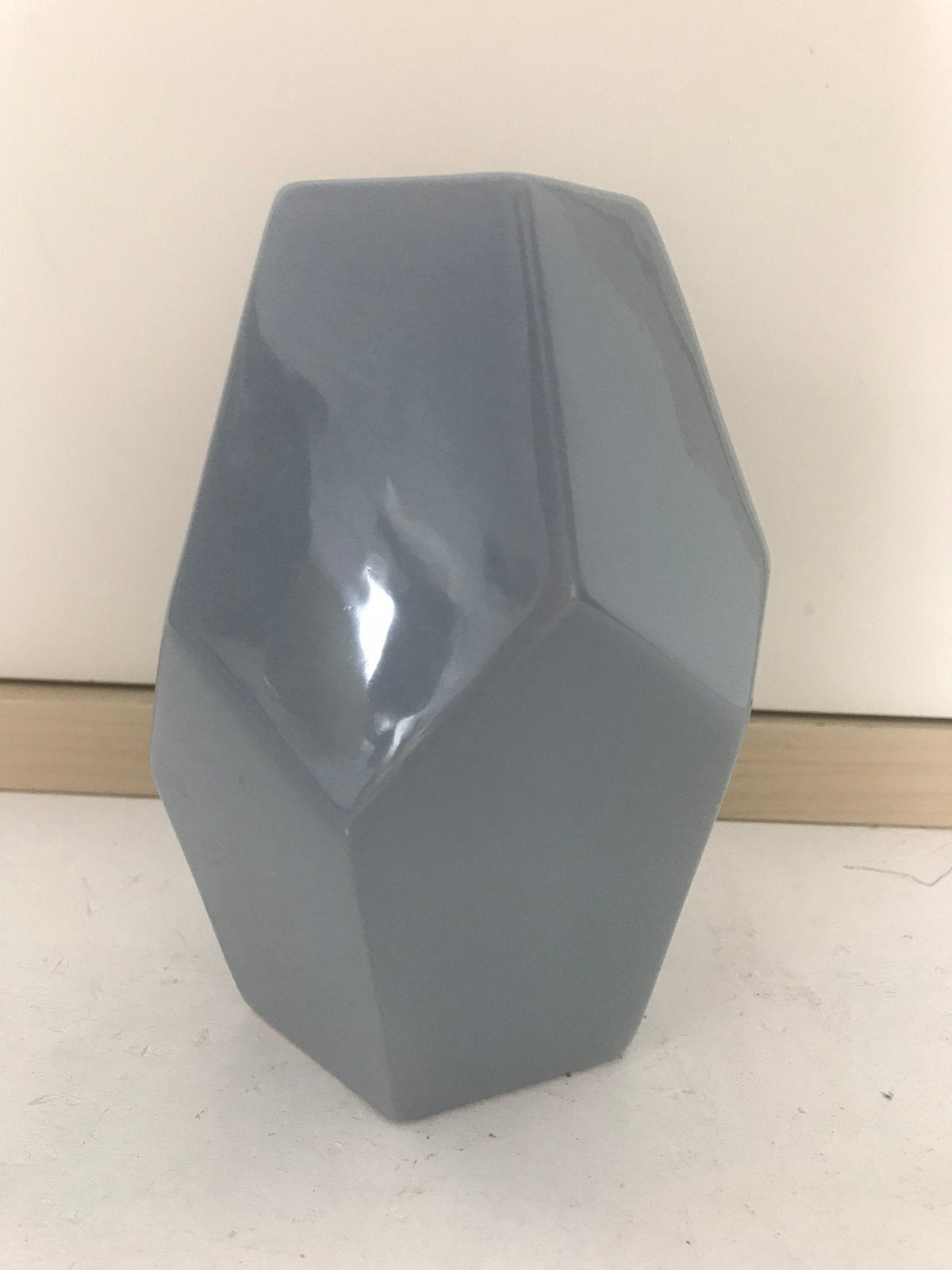 IKEA vaas grijs asymmetrie vlakken 14,5 cm hoog geometrisch, Ophalen of Verzenden, Zo goed als nieuw, Grijs, Steen/keramiek