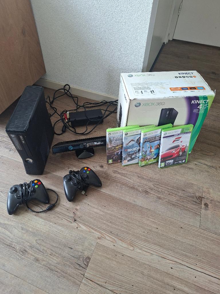 Xbox 360 Kinect + 2 Controllers + Games + Originele Doos, Spelcomputers en Games, Spelcomputers | Xbox 360, Gebruikt, Met 2 controllers