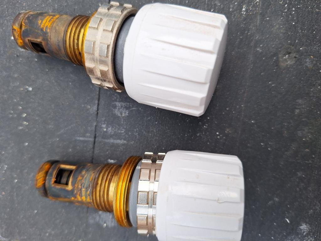 2 thermostaat kranen, Doe-het-zelf en Verbouw, Verwarming en Radiatoren, Ophalen of Verzenden, Zo goed als nieuw, Thermostaat