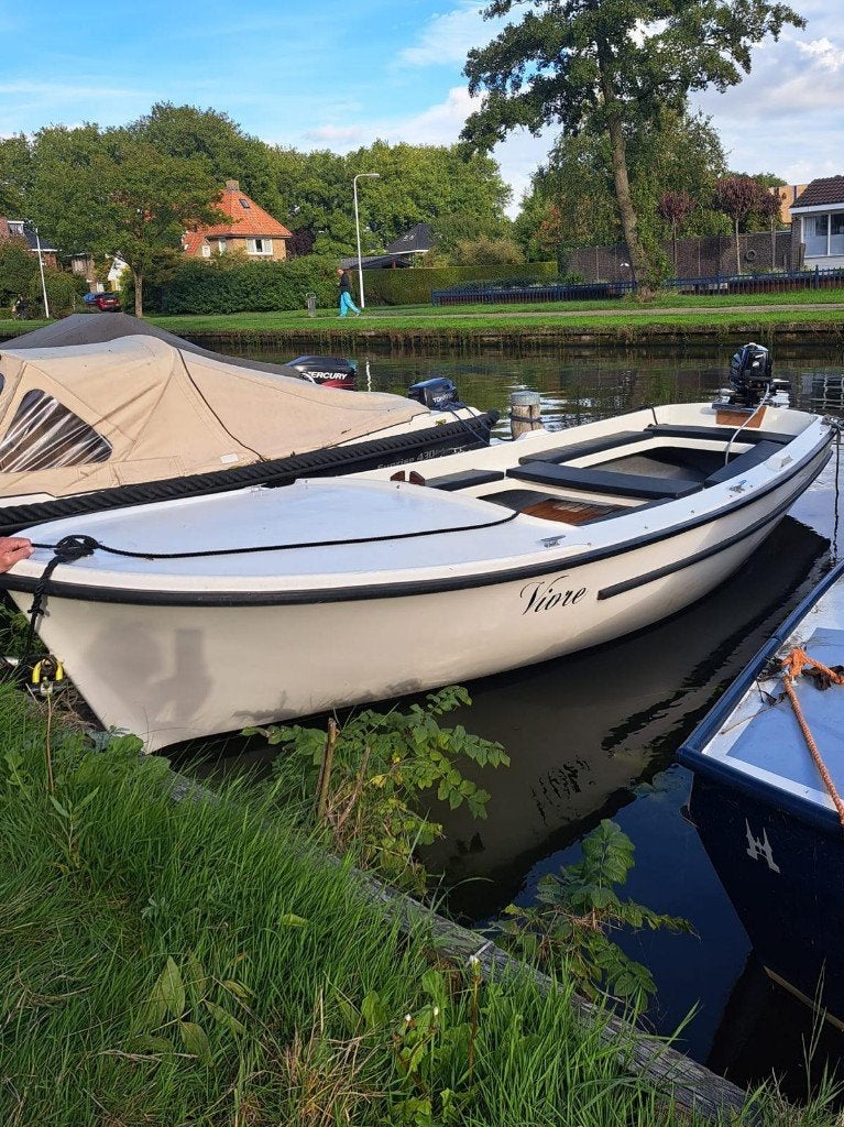 Nette sloep met buitenboordmotor - Ideaal voor recreatie, Gebruikt, Buitenboordmotor, 1 m, Polyester