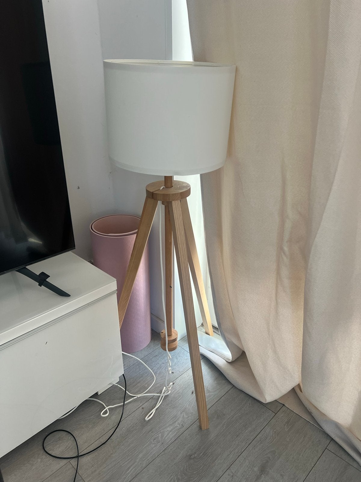 Ikea vloerlamp met houten statief en witte kap, Huis en Inrichting, Lampen | Vloerlampen, Gebruikt, 100 tot 150 cm, Hout, E27 (groot)