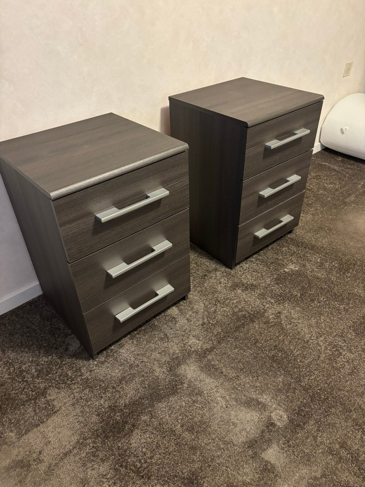 2 leuke donker bruine nachtkastjes met laatjes, Ophalen, Zo goed als nieuw, Minder dan 45 cm, Minder dan 55 cm