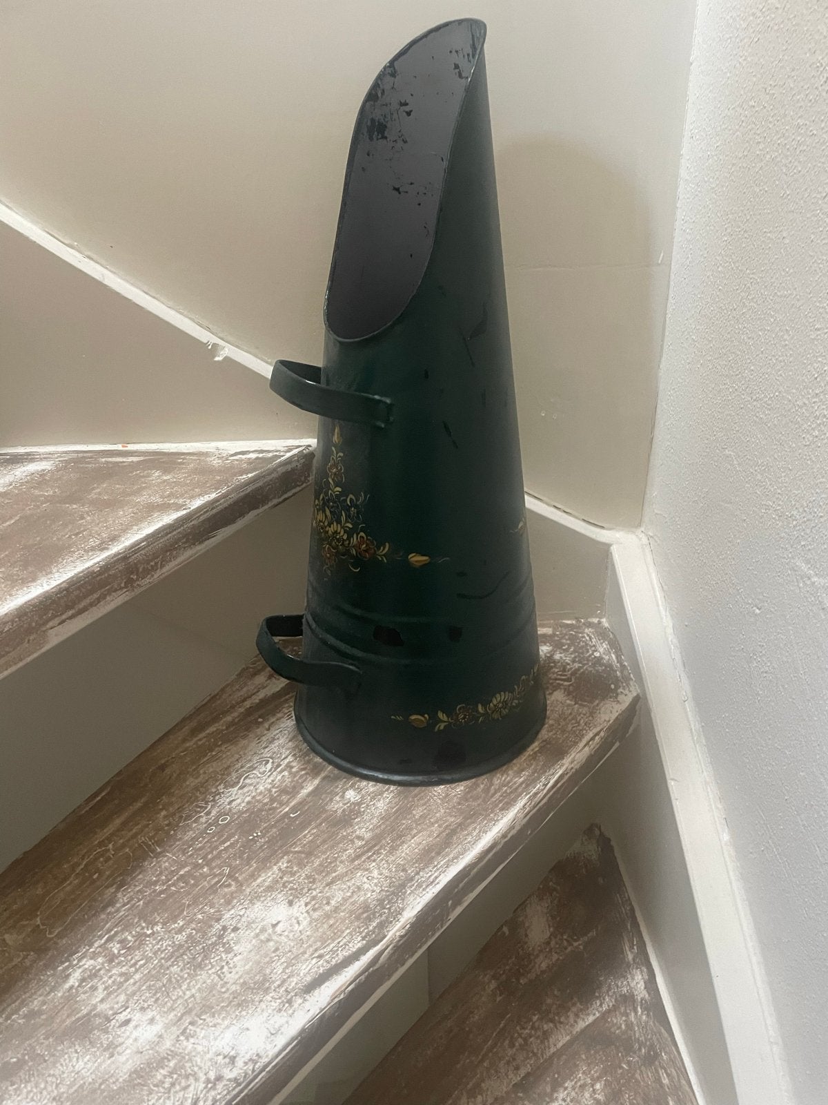 Antieke kolenkit met handgeschilderde decoratie, Ophalen