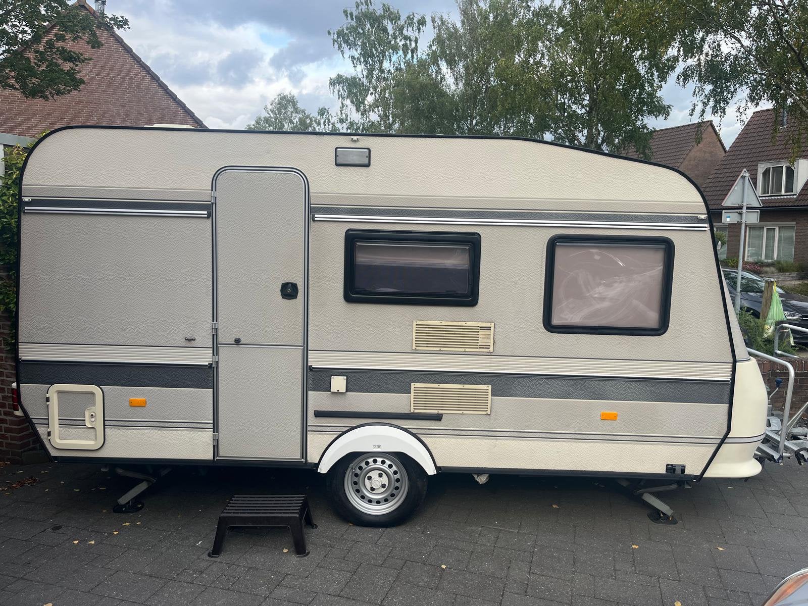 Te koop  hobby classic 420 bjr 1992 tijdelijk gereserveerd, Caravans en Kamperen, Caravans, Vast bed, Hobby, Koelkast, Treinzit