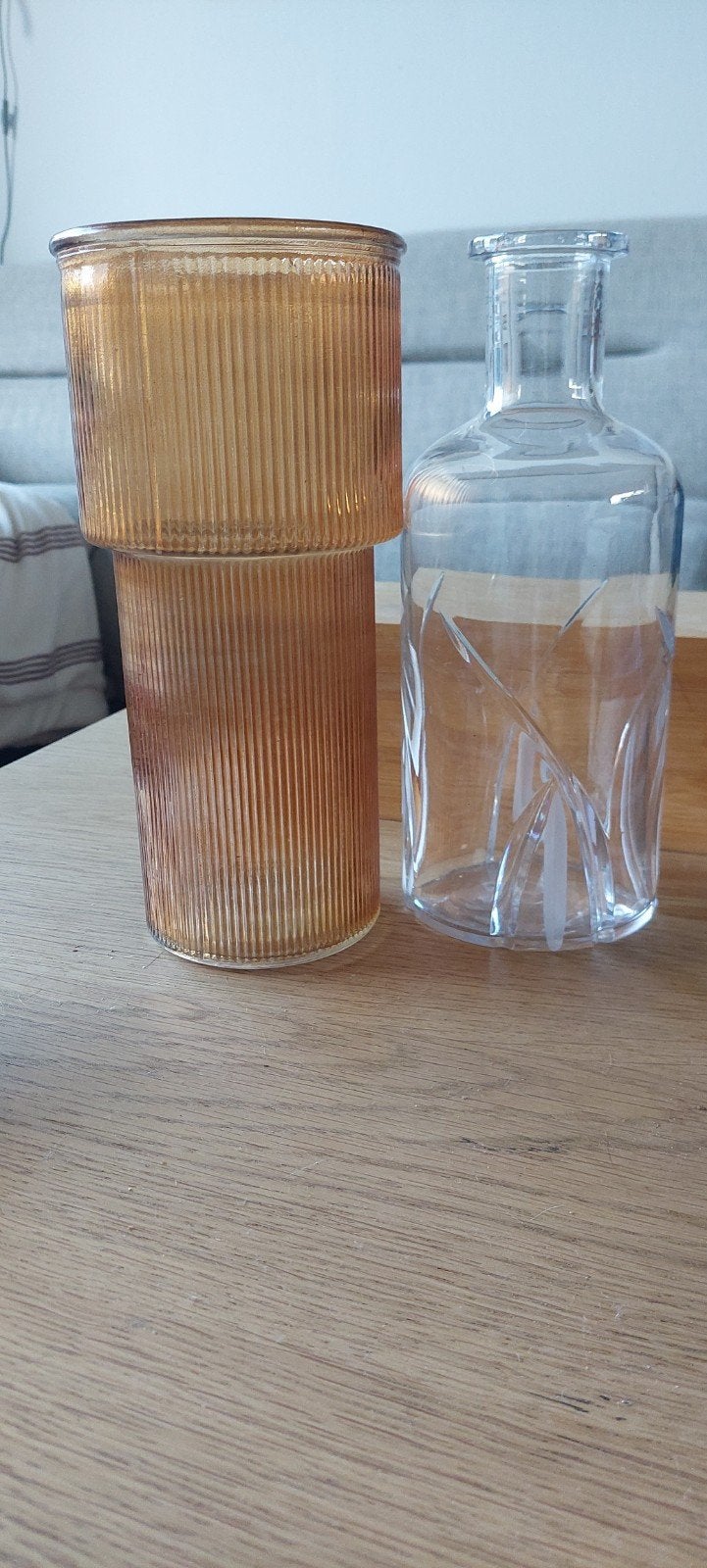 2 vazen: Amberkleurige geribbelde vaas & heldere kar, Ophalen of Verzenden, Meerkleurig, Met patroon/structuur, Glas