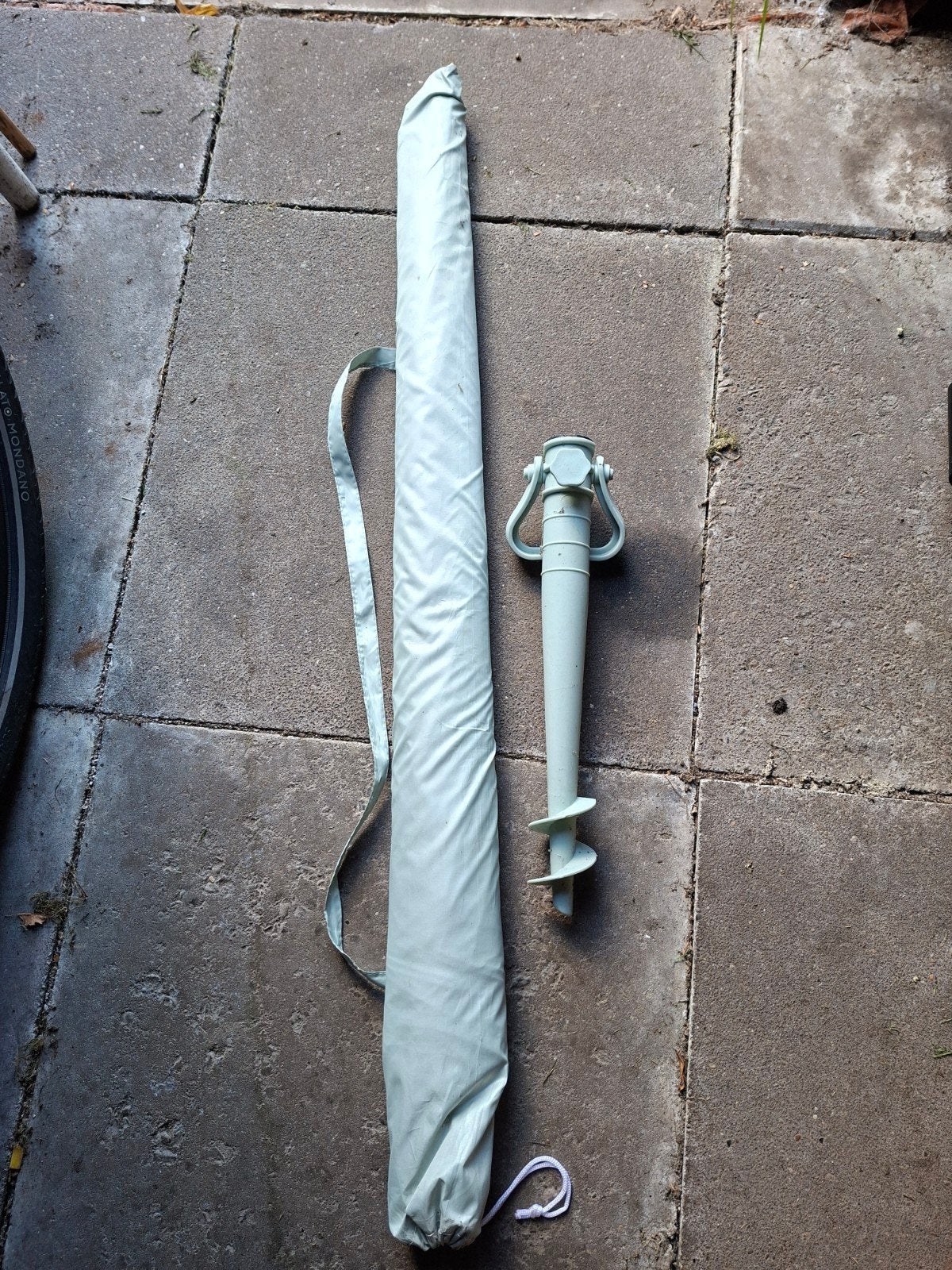 Strandparasol met draagtas en grondanker, Ophalen of Verzenden, Gebruikt, 1 tot 2 meter, Strandparasol