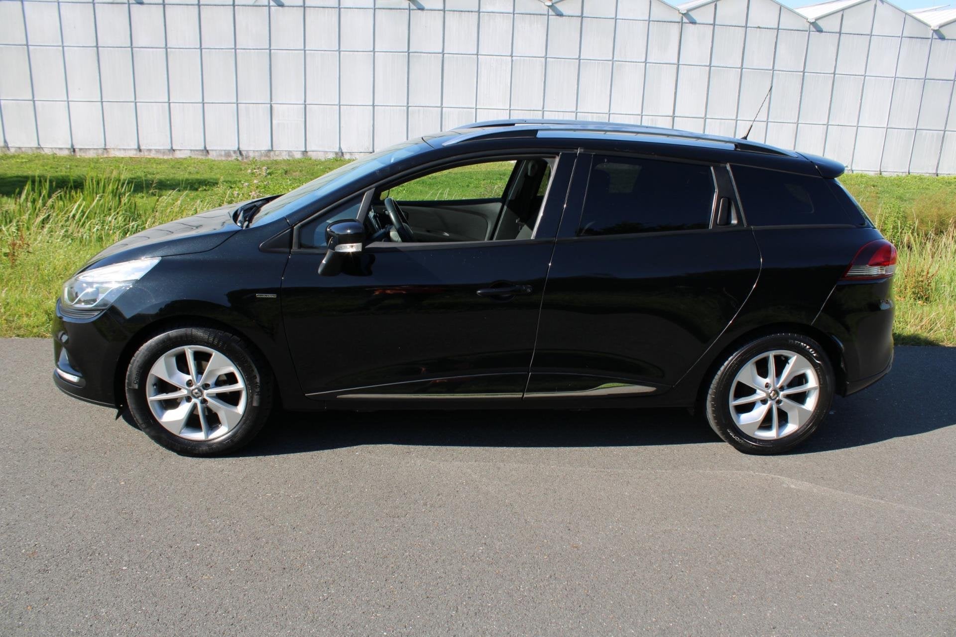 Renault Clio Estate 1.2 TCe Intens Automaat, Auto's, Gebruikt, 4 cilinders, 635 kg, Zwart