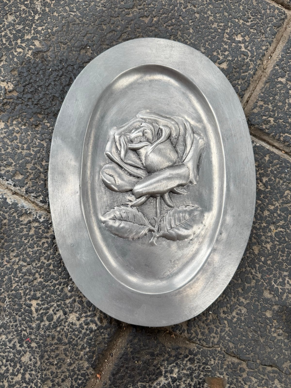 Ovale tinnen schaal met roos reliëf, 25 cm, Antiek en Kunst, Ophalen of Verzenden