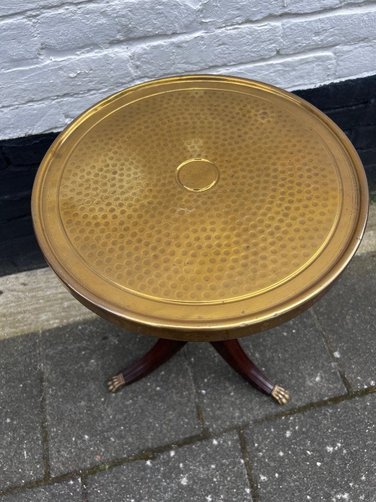 leuke bijzettafel met messing blad en klauwpoten
