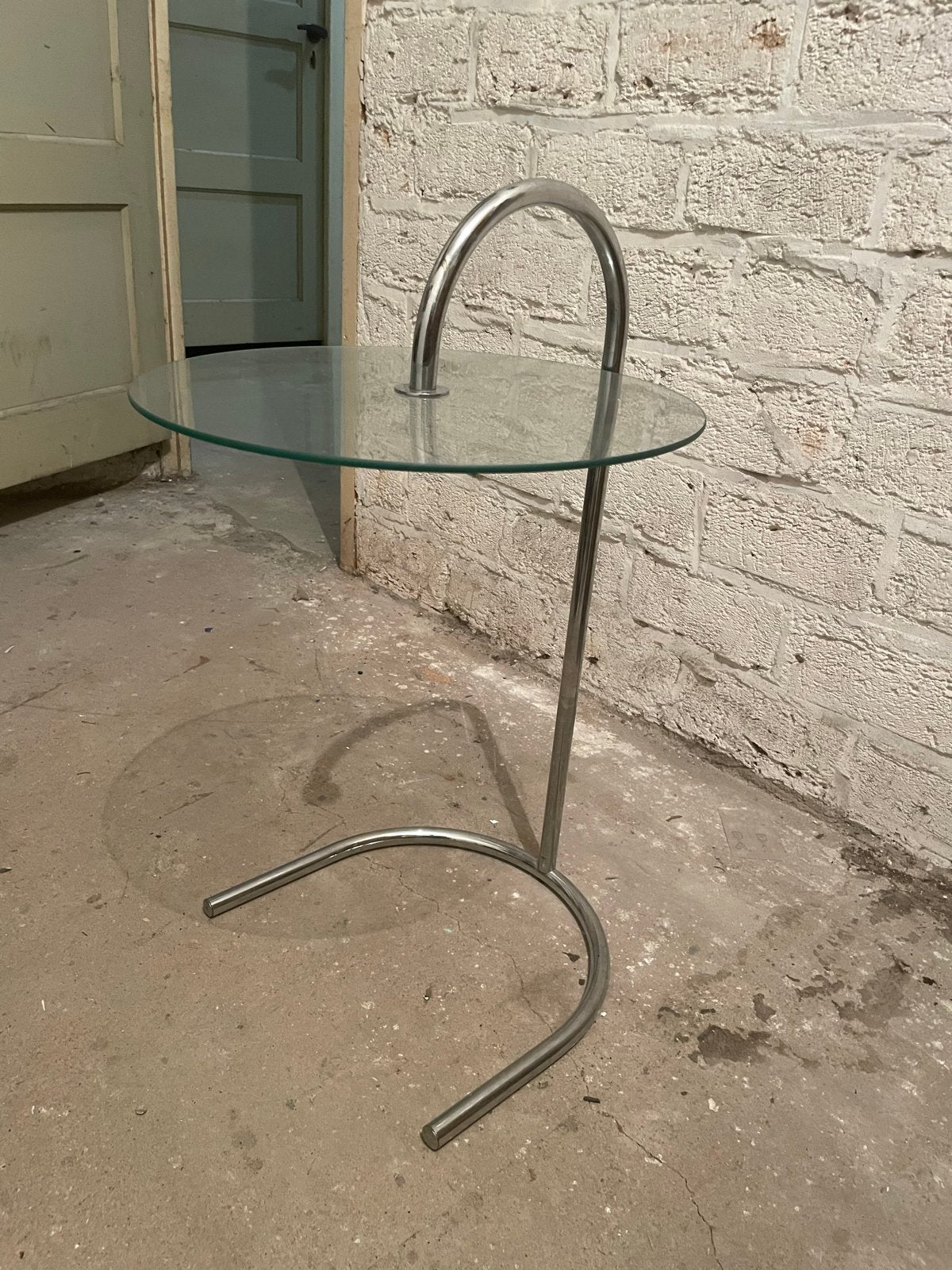 Design bijzettafel met glazen blad en chromen frame, Ophalen, Gebruikt, Rond, 55 tot 75 cm