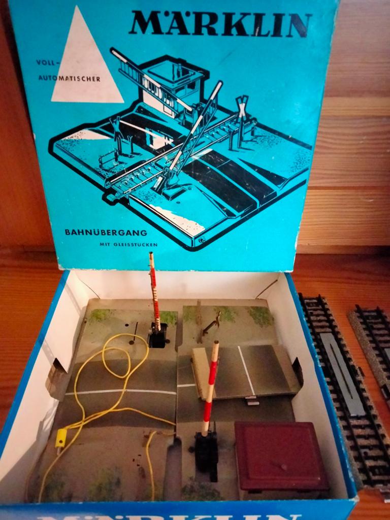 Märklin Volautomatische Spoorwegovergang met Rails, Hobby en Vrije tijd, Modeltreinen | H0, Verzenden