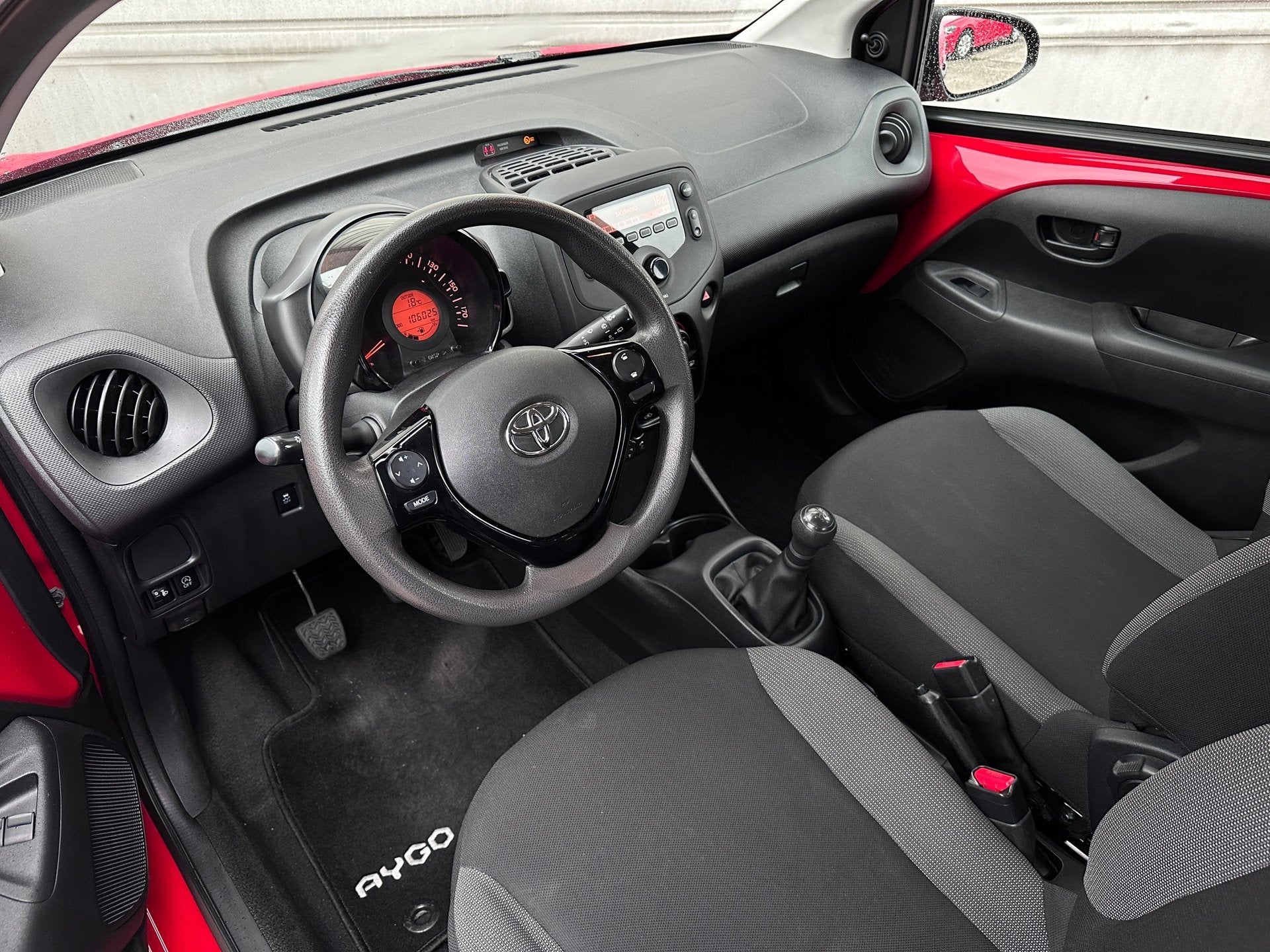 Toyota Aygo 1.0 VVT-i x-fun|Bluetooth|Airco|All-seasonbanden, Auto's, Voorwielaandrijving, Stof, Gebruikt, 4 stoelen