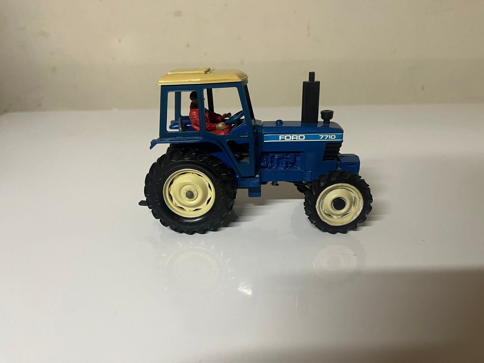 Britains 9523, FORD 7710 Tractor, Schaal 1:32, Ophalen of Verzenden, Zo goed als nieuw, Tractor of Landbouw, Britains