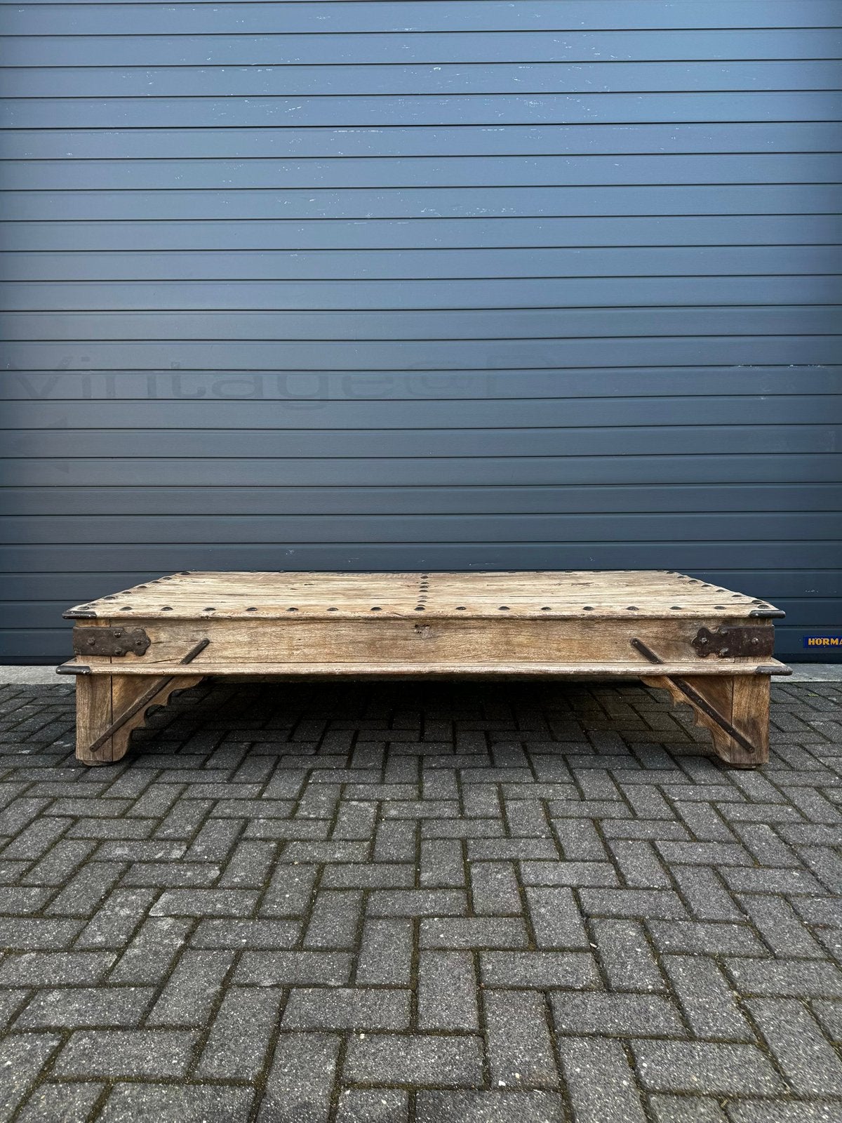 Antieke teakhouten salontafel met metalen nagels en beslag, Ophalen of Verzenden, Gebruikt, Hout