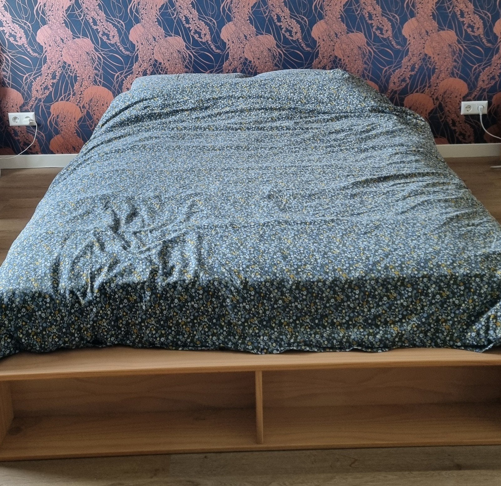 Houten tweepersoonsbed (van MADE) met lades en lattenbodem