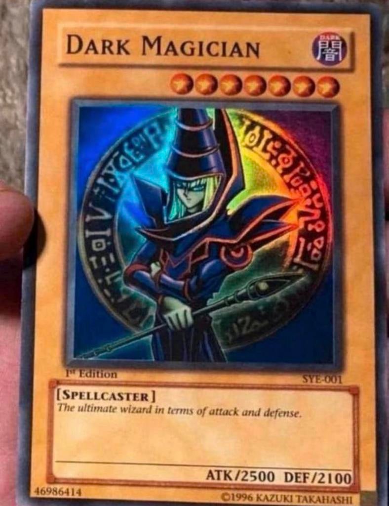 Yu-Gi-Oh! Dark Magician SYE 1st Edition Old US Print !, Hobby en Vrije tijd, Verzamelkaartspellen | Yu-gi-Oh!, Gebruikt, Losse kaart