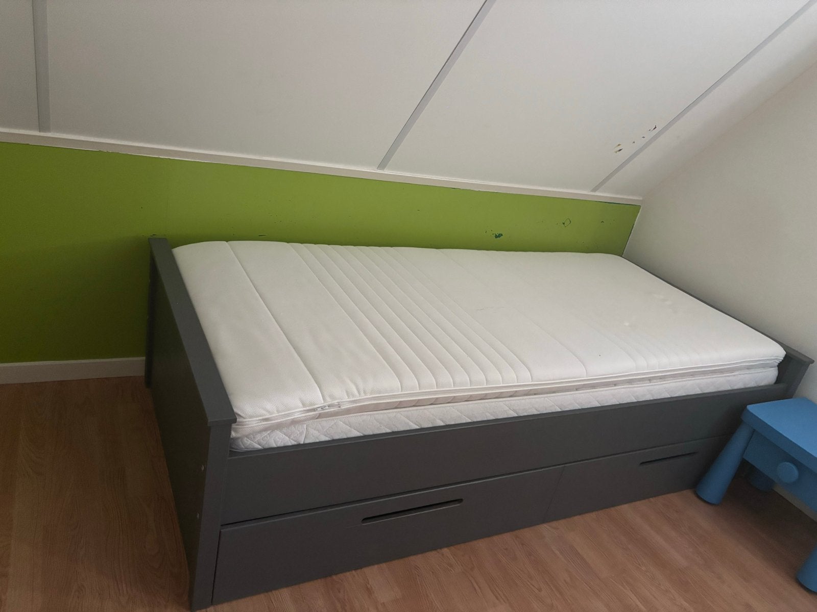 Grijs bed met lades - Ideaal voor extra opbergruimte!, Huis en Inrichting, Ophalen, Gebruikt, 90 cm, Eenpersoons