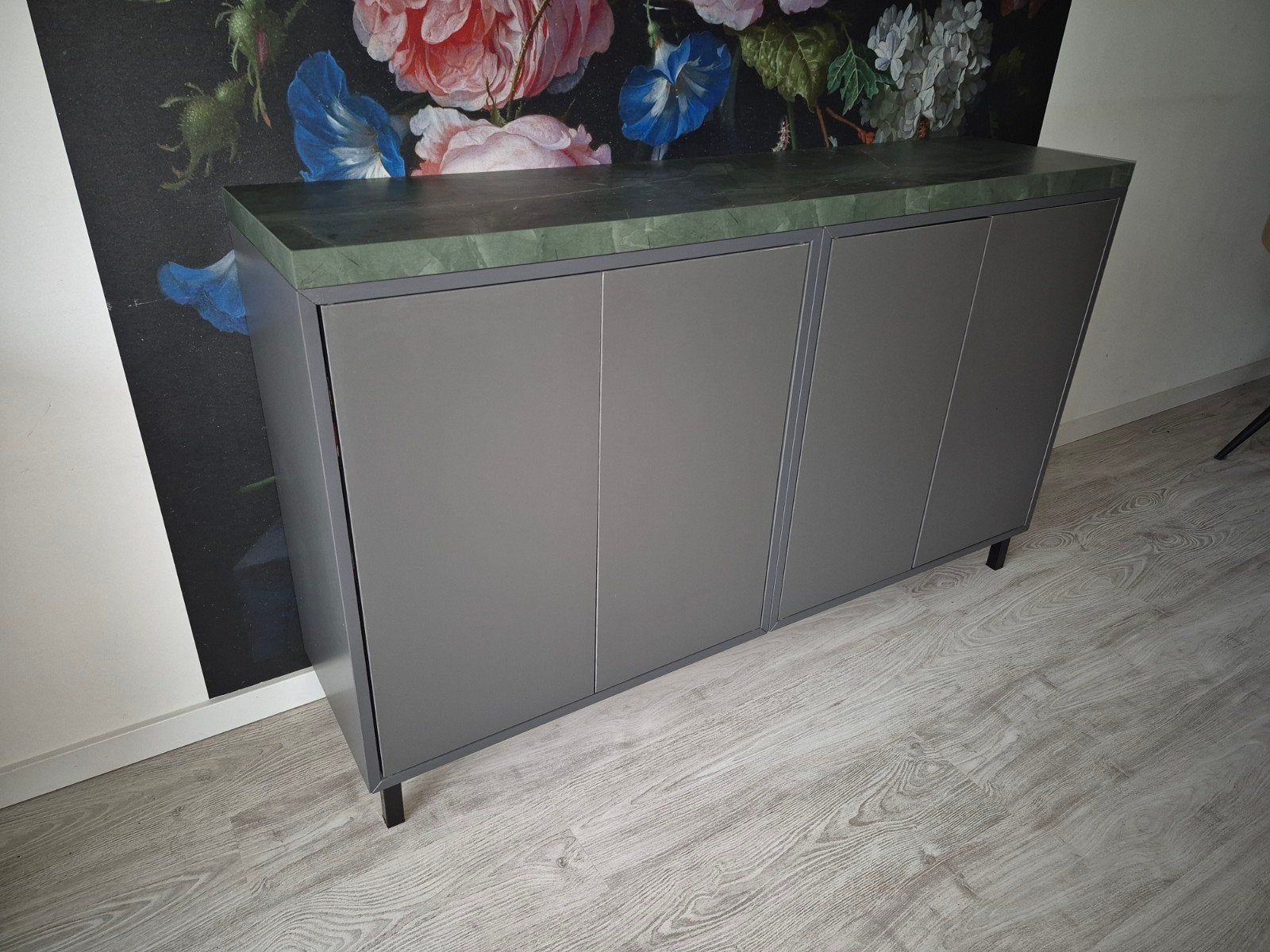 IKEA Eket dressoir met groen marmeren blad op pootjes, Huis en Inrichting, Ophalen, 25 tot 50 cm, 100 tot 150 cm, Met deur(en)