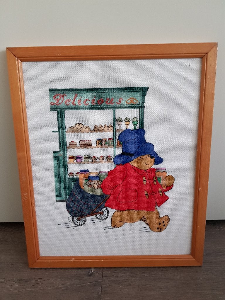 Kruissteekschilderij -- Beertje Paddington -- 30 x 36 cm, Ophalen of Verzenden, Gebruikt, Wanddecoratie