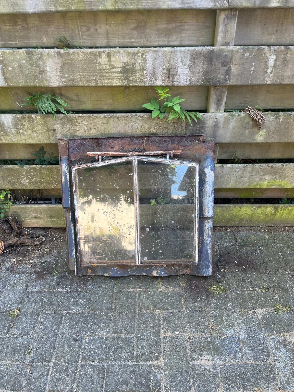 Oud gietijzeren raamkozijn met glas, Ophalen, Gebruikt, Gevelraam of Ruit, Minder dan 80 cm