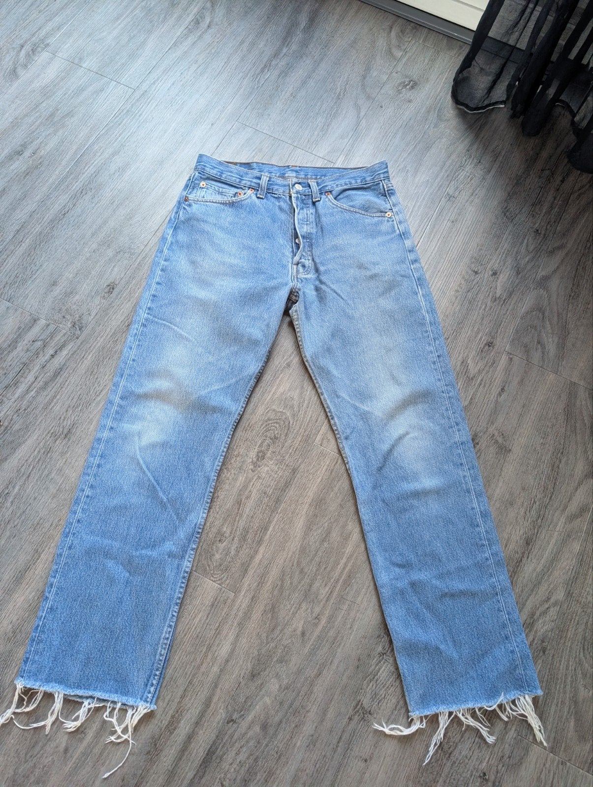 Levi's 501 spijkerbroek met gerafelde pijpen, Blauw, Ophalen of Verzenden, Zo goed als nieuw, W30 - W32 (confectie 38/40)