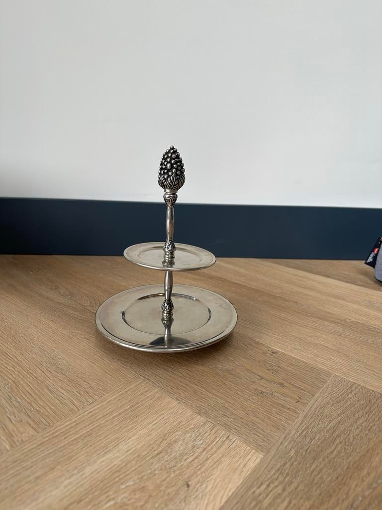 Zilverkleurige etagere met 2 lagen en dennenappel decoratie, Ophalen of Verzenden, Gebruikt