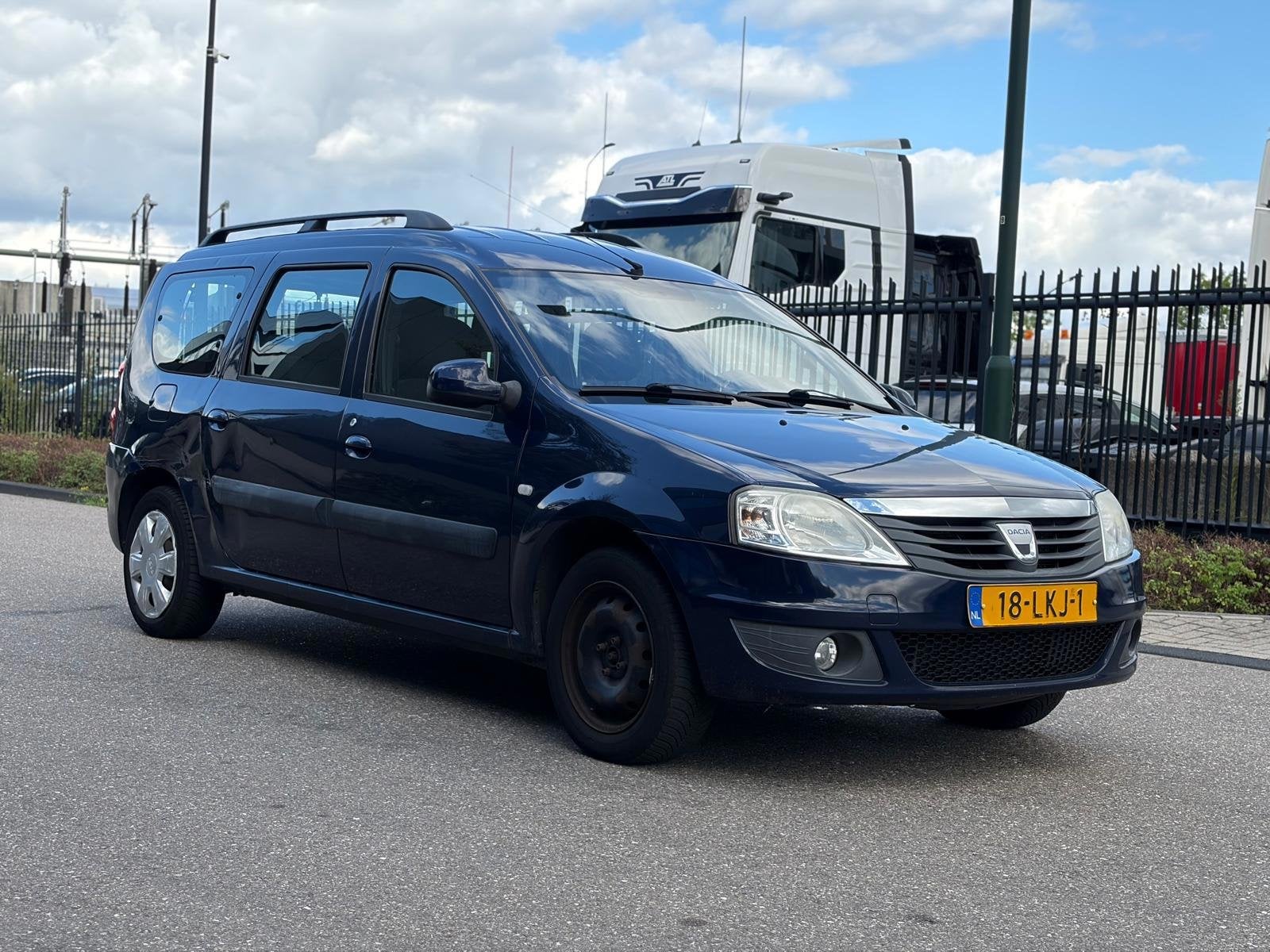 Dacia Logan MCV 1.6-16V Lauréate 7p. Export, Stof, Gebruikt, Blauw, 7 stoelen