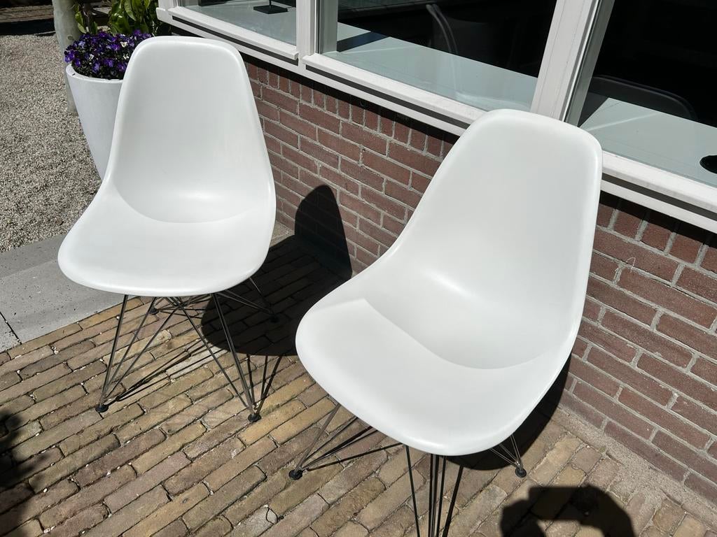 2x Vitra Eames DSR Stoelen Wit - Zo goed als nieuw, Huis en Inrichting, Stoelen, Ophalen, Kunststof, Twee, Wit