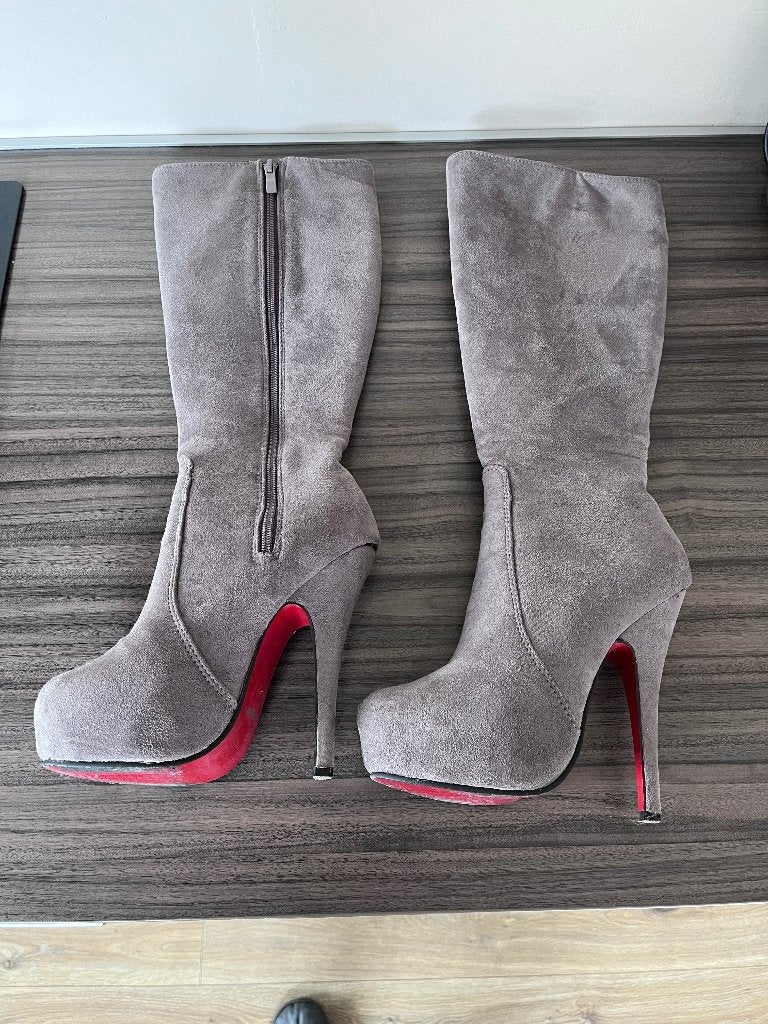 Laarzen suède rode Louboutin zool, mt.36, Hoge laarzen, Ophalen of Verzenden, Grijs, Onbekend